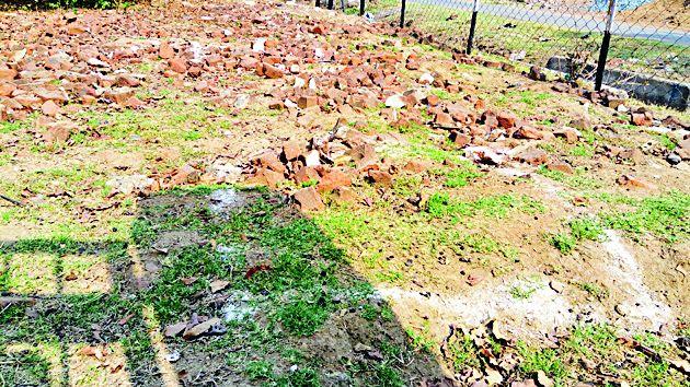 Under the water tank | पाण्याच्या टाकीखाली व्यापारी गाळे Under the water tank | पाण्याच्या टाकीखाली व्यापारी गाळे