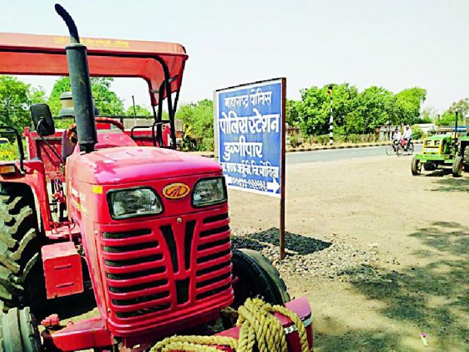 The trawler trawler caught | रेतीची वाहतूक करणारे ट्रॅक्टर पकडले