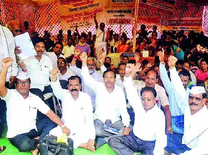 Thousands of employees in the district strike | जिल्ह्यातील हजारो कर्मचारी संपावर Thousands of employees in the district strike | जिल्ह्यातील हजारो कर्मचारी संपावर