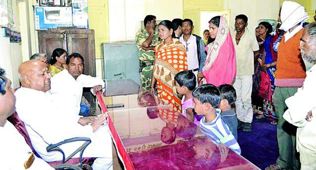 Congress has done the job of managing the poor | काँग्रेसने गरिबांना सांभाळण्याचे काम केले Congress has done the job of managing the poor | काँग्रेसने गरिबांना सांभाळण्याचे काम केले