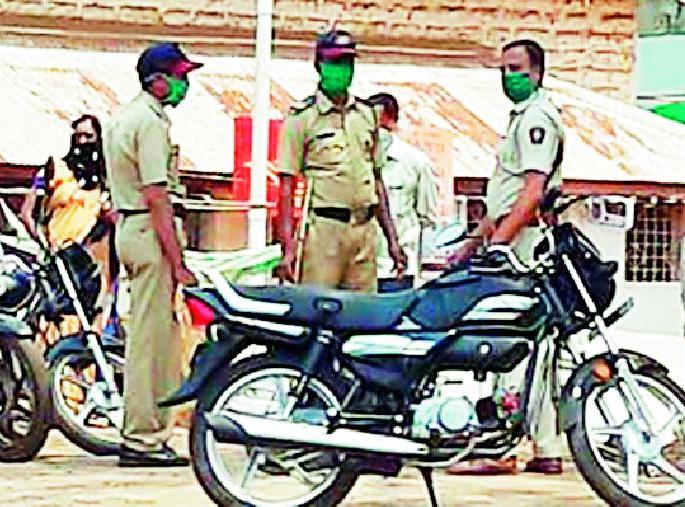 Lockdown bang for the 1268 driver | १२६८ वाहन चालकांना लॉकडाऊनचा दणका Lockdown bang for the 1268 driver | १२६८ वाहन चालकांना लॉकडाऊनचा दणका