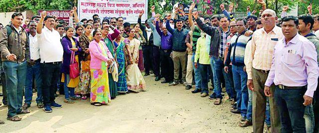 Close privacy-franchise policy | खासगीकरण-फ्रँचाईसीचे धोरण बंद करा