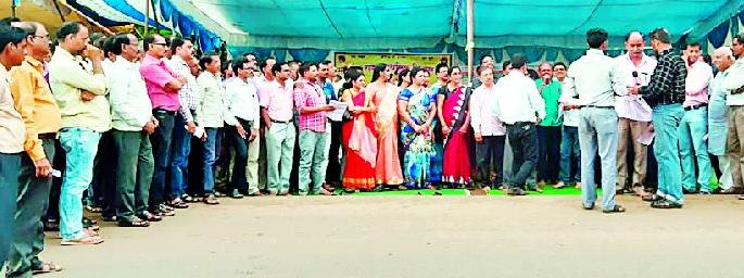 Chain fasting in front of primary teachers' zip | प्राथमिक शिक्षकांचे जि.प.समोर साखळी उपोषण Chain fasting in front of primary teachers' zip | प्राथमिक शिक्षकांचे जि.प.समोर साखळी उपोषण