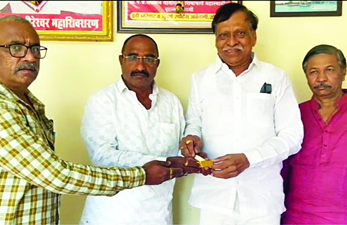 Hirehabbu did as if he had given fifteen weights of gold; Debtors made it back as if they had taken it! | हिरेहब्बूंनी पंधरा तोळे सोनं दिल्यासारखं केलं; घेतल्यासारखं करून करजगींनी पुन्हा परत केलं ! Hirehabbu did as if he had given fifteen weights of gold; Debtors made it back as if they had taken it! | हिरेहब्बूंनी पंधरा तोळे सोनं दिल्यासारखं केलं; घेतल्यासारखं करून करजगींनी पुन्हा परत केलं !