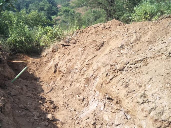 Anonymous draw on the road of Govind Gad | गोविंद गडाच्या रस्त्यावर अज्ञाताने काढले चर Anonymous draw on the road of Govind Gad | गोविंद गडाच्या रस्त्यावर अज्ञाताने काढले चर