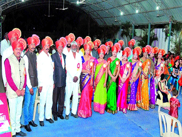 Award to the ideal village volunteers | आदर्श ग्रामसेवकांना पुरस्कार Award to the ideal village volunteers | आदर्श ग्रामसेवकांना पुरस्कार