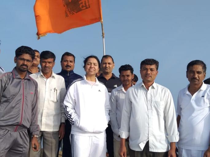 ... and the police fired on Harihar fort | ...अन् पोलिसांनी हरिहर गडावर फडकावला भगवा