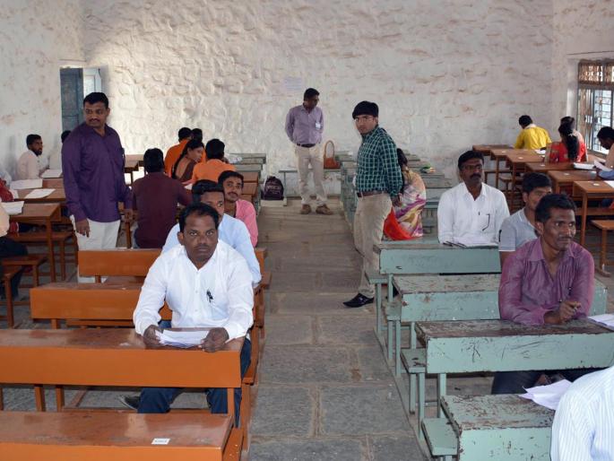 In Hingoli, 3010 candidates gave the examination of Police Patil | हिंगोलीत ३०१० उमेदवारांनी दिली पोलीस पाटीलची परीक्षा  In Hingoli, 3010 candidates gave the examination of Police Patil | हिंगोलीत ३०१० उमेदवारांनी दिली पोलीस पाटीलची परीक्षा