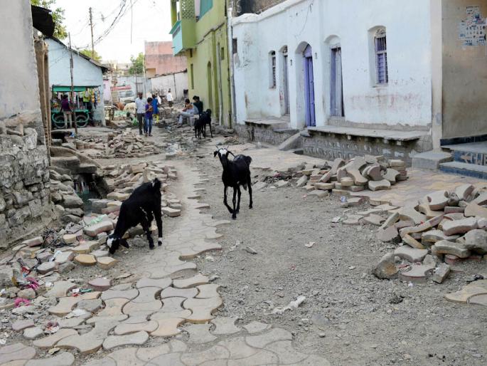 Dugout roads for pipeline; Ignore the repair | पाईपलाईनसाठी खोदले रस्ते; दुरुस्तीकडे दुर्लक्ष Dugout roads for pipeline; Ignore the repair | पाईपलाईनसाठी खोदले रस्ते; दुरुस्तीकडे दुर्लक्ष