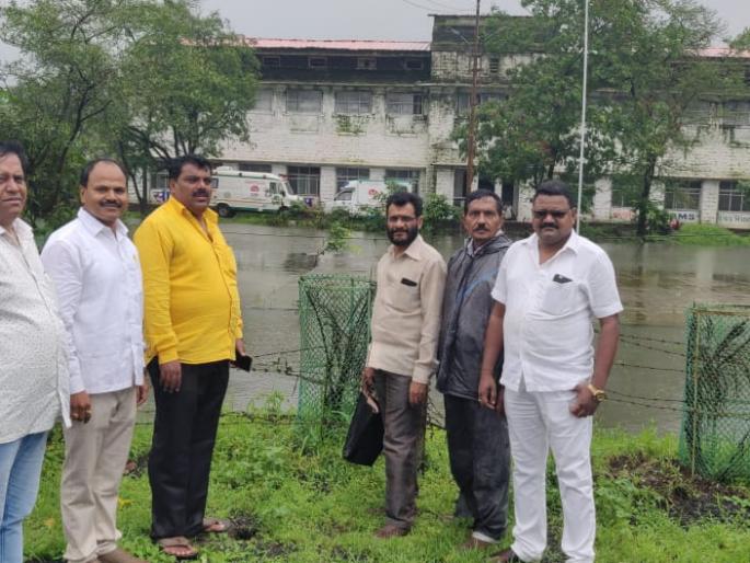 Ill-health of Igatpuri railway hospital; Visiting tours from all parties | इगतपुरी रेल्वे दवाखान्याची दुरावस्था ; सर्व पक्षीयांकडुन पाहणी दौरा Ill-health of Igatpuri railway hospital; Visiting tours from all parties | इगतपुरी रेल्वे दवाखान्याची दुरावस्था ; सर्व पक्षीयांकडुन पाहणी दौरा