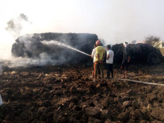 Fodder blaze in Nimgaon pea Shiva | निमगाव मढ शिवारात आगीत चारा खाक Fodder blaze in Nimgaon pea Shiva | निमगाव मढ शिवारात आगीत चारा खाक