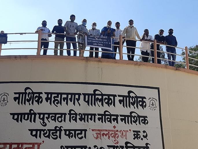 Corporator's 'Shole' movement on Jalkumbh | नगरसेवकाचे जलकुंभावर ‘शोले’ आंदोलन Corporator's 'Shole' movement on Jalkumbh | नगरसेवकाचे जलकुंभावर ‘शोले’ आंदोलन