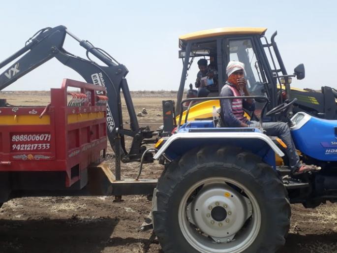 Labor found the work of hand, JCB slit the salts by the administration | मजुरांच्या हाताला काम मिळेना, प्रशासनाकडून जेसीबीने गाळ उपसा Labor found the work of hand, JCB slit the salts by the administration | मजुरांच्या हाताला काम मिळेना, प्रशासनाकडून जेसीबीने गाळ उपसा