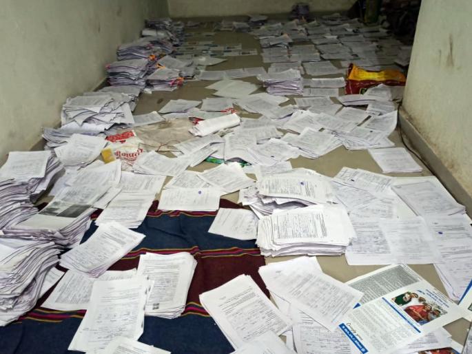 Farmers applications for help in garbage bucket | शेतकऱ्यांनी मदतीसाठी सादर केलेले अर्ज केराच्या टोपलीत Farmers applications for help in garbage bucket | शेतकऱ्यांनी मदतीसाठी सादर केलेले अर्ज केराच्या टोपलीत