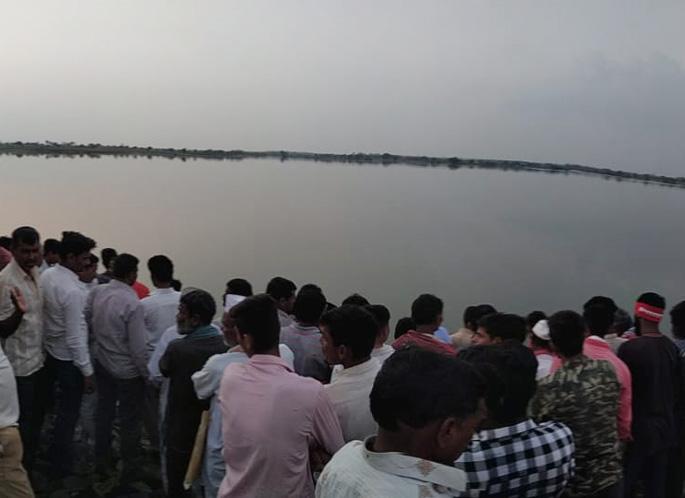 Two young disappeared for swimming | पोहण्यासाठी गेलेले दोन तरुण बेपत्ता