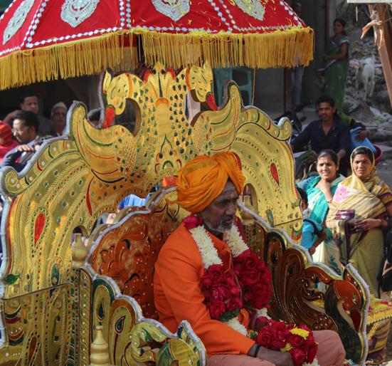 The start of events by the grand showbiz | भव्य शोभायात्रेने कार्यक्रमांचा प्रारंभ