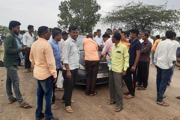 Citizens 'siege to officers' vehicle | अधिकाऱ्यांच्या वाहनाला नागरिकांचा घेराव