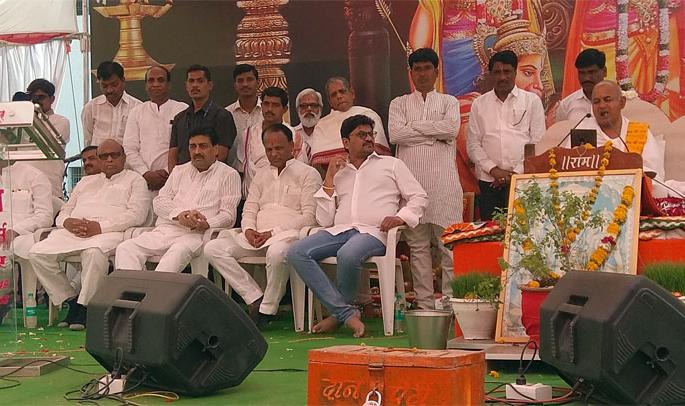 With the blessings of Saint Mahanta, we will come back to the playing field- Ashokrao Chavan | संत महंतांचे आशीर्वाद घेऊनच आम्ही रणसंग्रामात उतरणार- अशोकराव चव्हाण With the blessings of Saint Mahanta, we will come back to the playing field- Ashokrao Chavan | संत महंतांचे आशीर्वाद घेऊनच आम्ही रणसंग्रामात उतरणार- अशोकराव चव्हाण