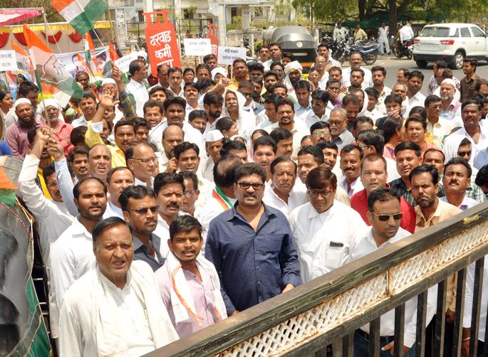 Pull down this government: Congress protest demonstrations | घोषणाबाज सरकारला खाली खेचा