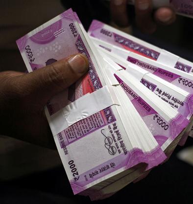 Farmers still waiting of subsidy due to obstacles in online | शेतकऱ्यांना मिळणा-या दुष्काळी अनुदानाला आॅनलाईनचा खोडा