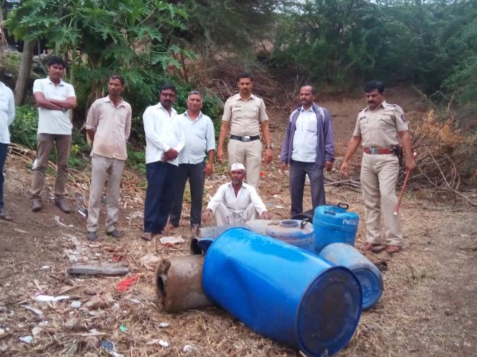 The dump of ammunition | गावठी दारु च्या भट्टया उध्दवस्त The dump of ammunition | गावठी दारु च्या भट्टया उध्दवस्त