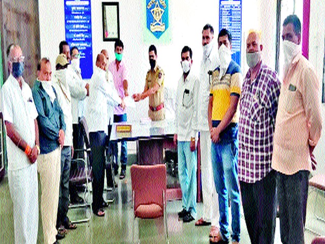 Demand for suspension of 'that' police officer | ‘त्या’ पोलीस अधिकाऱ्याच्या निलंबनाची मागणी Demand for suspension of 'that' police officer | ‘त्या’ पोलीस अधिकाऱ्याच्या निलंबनाची मागणी