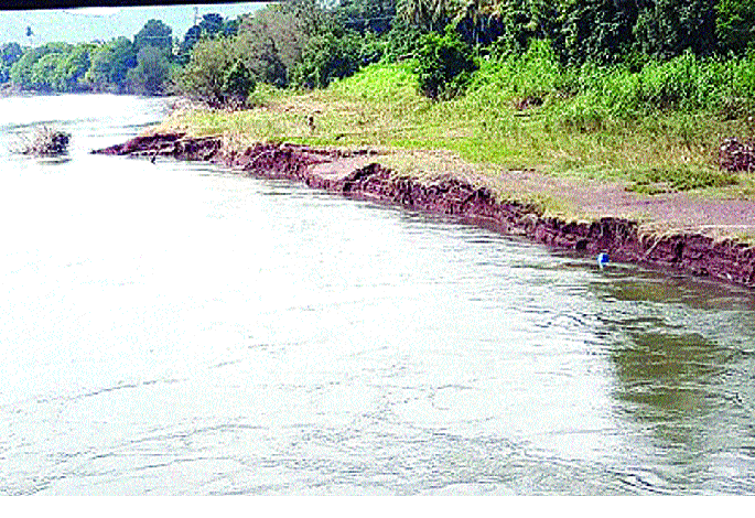 Due to the payment of Murumu, Koyana's threat | मुरुमाच्या भरावामुळे कोयनाकाठ धोक्यात