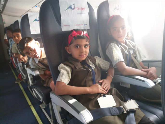 Visit to the Minister of Education in the city | वस्तीवरची पोरं विमानाने शिक्षणमंत्र्यांच्या भेटीला Visit to the Minister of Education in the city | वस्तीवरची पोरं विमानाने शिक्षणमंत्र्यांच्या भेटीला