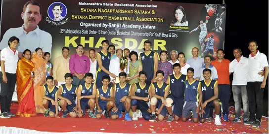 Pune Sangh MP gets honorary title from Satara; Women's championship to Nagpur team | पुण्याचा संघ खासदार चषकाचा मानकरी-सातारा संघाला उपविजेतेपद; महिला चषक नागपूर संघाला प्रदान Pune Sangh MP gets honorary title from Satara; Women's championship to Nagpur team | पुण्याचा संघ खासदार चषकाचा मानकरी-सातारा संघाला उपविजेतेपद; महिला चषक नागपूर संघाला प्रदान