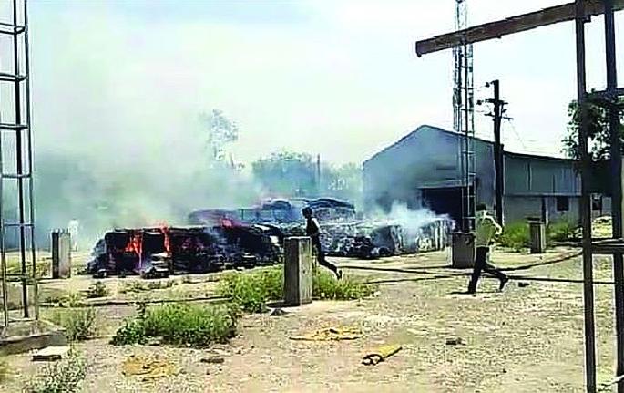 Fire at two Jinning, biotech company in Malkapur | मलकापूरात दोन जिनिंग, बायोटेक कंपनीला आग Fire at two Jinning, biotech company in Malkapur | मलकापूरात दोन जिनिंग, बायोटेक कंपनीला आग