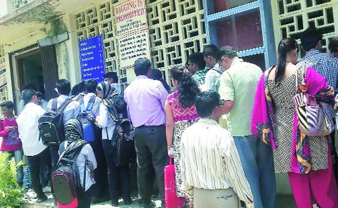 Six lacs of eleventh admission process | अकरावी प्रवेश प्रक्रियेचे ६ लाख पडूनच Six lacs of eleventh admission process | अकरावी प्रवेश प्रक्रियेचे ६ लाख पडूनच