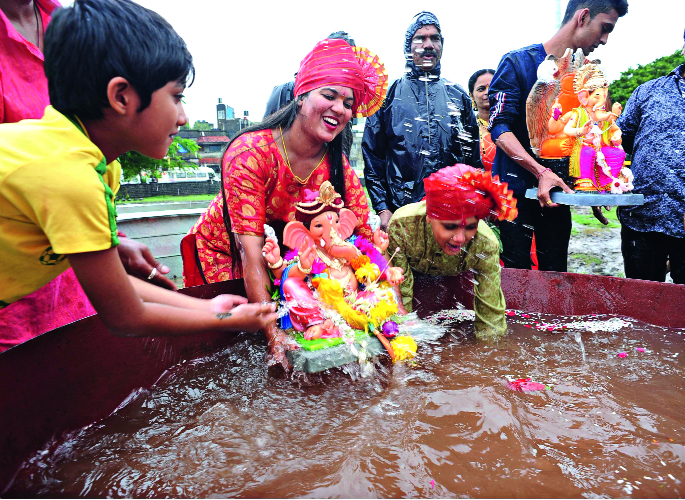Eco-friendly message to Bappa in rainy season | पाऊसधारांत बाप्पाला पर्यावरणपूरक निरोप Eco-friendly message to Bappa in rainy season | पाऊसधारांत बाप्पाला पर्यावरणपूरक निरोप