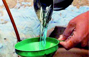 As there is no kerosene in the rural areas, disputes arise at the sales centers | ग्रामीण भागात रॉकेल उपलब्ध नसल्याने विक्री केंद्रांवर वादावादी As there is no kerosene in the rural areas, disputes arise at the sales centers | ग्रामीण भागात रॉकेल उपलब्ध नसल्याने विक्री केंद्रांवर वादावादी