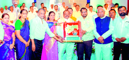 Constitution threatens constitutionalism: Shripal Sabnis | वेगळ्या विचारधारेने संविधान धोक्यात: श्रीपाल सबनीस