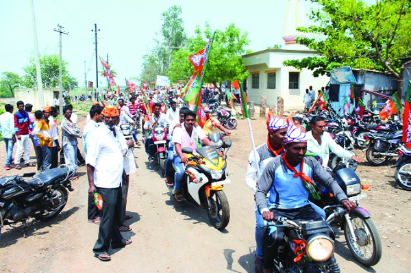 In the last phase, the campaigning of all the parties will be filled with warmth; Pictures from the constituencies of Kadwad, Dharni, Kudchi, Shinde and Chavan's meetings were thrilled | अंतिम टप्प्यात सर्वच पक्षांची प्रचाराची लगीनघाई भर उन्हात कार्यकर्ते जोमात; कागवाड, अथणी, कुडची मतदारसंघांतील चित्र, शिंदे, चव्हाण यांच्या सभांनी उत्साह