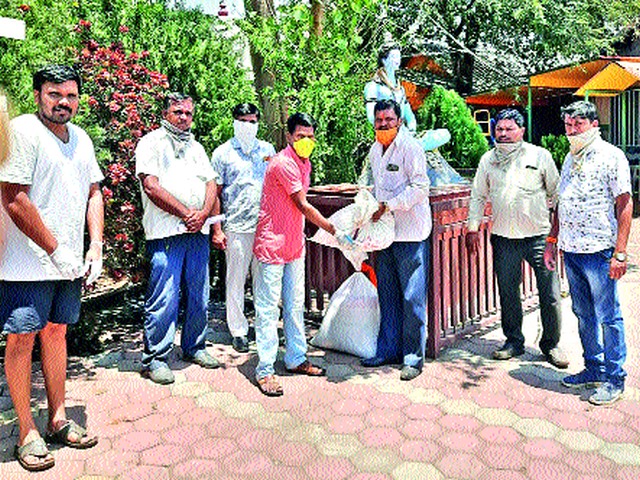 Ku Hingavan offers 'one hand help' to orphan children! | कुºहेगावने अनाथ मुलांसाठी पुढे केला ‘एक हात मदतीचा’!