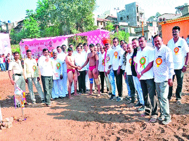 Riot wrestling riots | कळवणला रंगली कुस्त्यांची दंगल