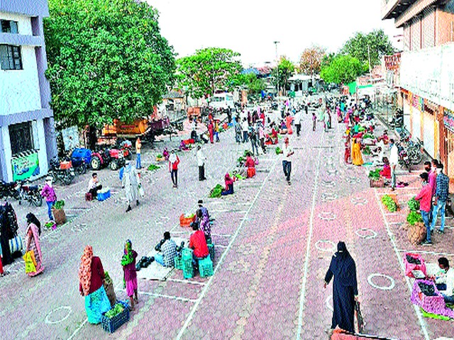 Vegetable on the Market | बाजारतळावर भाजीबाजारास मज्जाव Vegetable on the Market | बाजारतळावर भाजीबाजारास मज्जाव