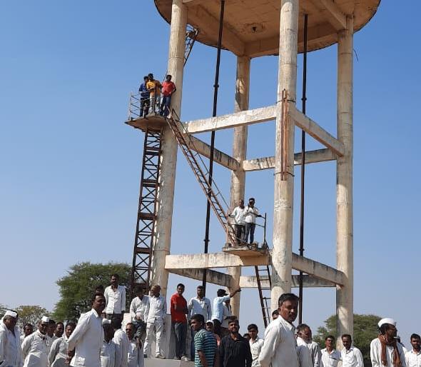 Lasalgaon farmers 'Sholay style' agitation | लासलगावी शेतकऱ्यांचे ‘शोले स्टाईल’ आंदोलन Lasalgaon farmers 'Sholay style' agitation | लासलगावी शेतकऱ्यांचे ‘शोले स्टाईल’ आंदोलन