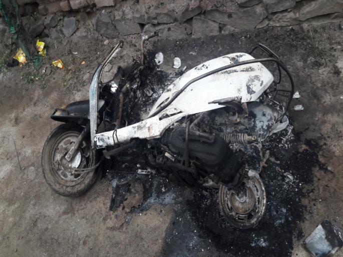 Two wheeler in lasalagaon! | लासलगाव येथे दुचाकी खाक !  Two wheeler in lasalagaon! | लासलगाव येथे दुचाकी खाक !