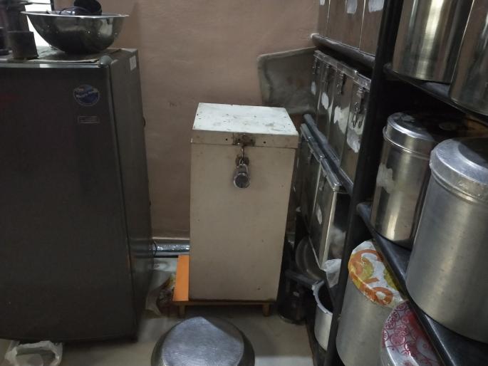 With a cash of about seven and a half lakhs, the thieves spread | सुमारे साडे सात लाखांची रोकड घेऊन चोरटे पसार With a cash of about seven and a half lakhs, the thieves spread | सुमारे साडे सात लाखांची रोकड घेऊन चोरटे पसार
