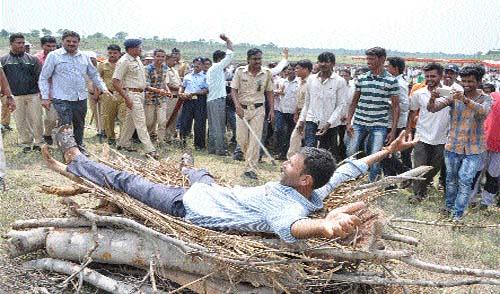 Suicide attempt in the dam | धरणातच आत्मदहनाचा प्रयत्न Suicide attempt in the dam | धरणातच आत्मदहनाचा प्रयत्न