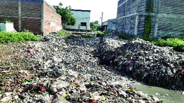 Nigam depressed about cleaning drains in city | शहरातील नाले सफाईबाबत मनपा उदासीन Nigam depressed about cleaning drains in city | शहरातील नाले सफाईबाबत मनपा उदासीन