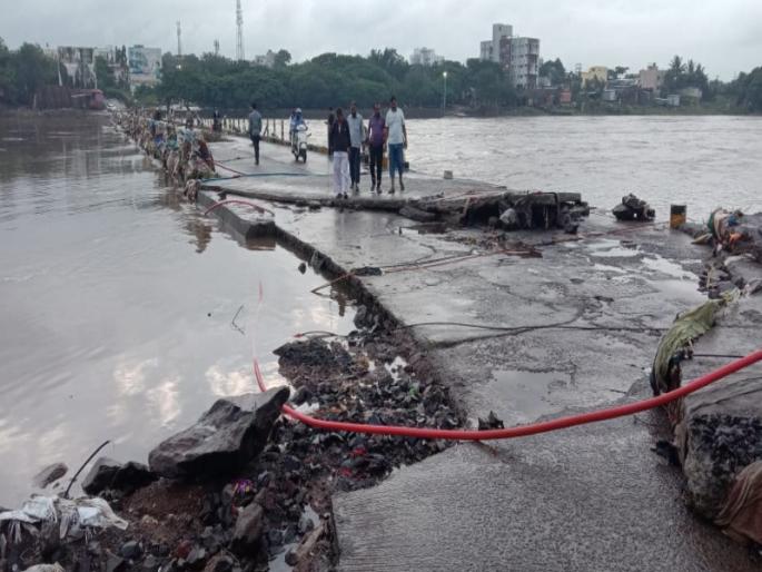 cement block step of bridge collapsed due to flood at Mula Mutha river | मांजरी येथे मुळा मुठा नदीच्या पुरात रस्त्यावरचा सिमेंटचा थर गेला वाहुन  cement block step of bridge collapsed due to flood at Mula Mutha river | मांजरी येथे मुळा मुठा नदीच्या पुरात रस्त्यावरचा सिमेंटचा थर गेला वाहुन