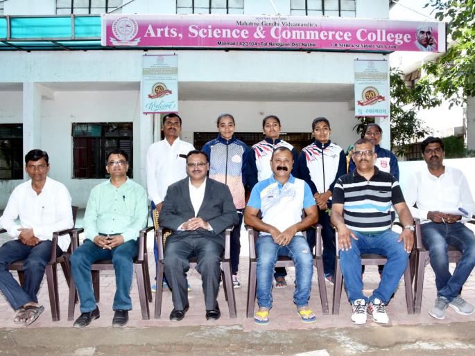 Manmad students' success in national weightlifting competition | राष्ट्रीय वेटलिफ्टिंग स्पर्धेत मनमाडच्या विद्यार्थ्यांचे यश Manmad students' success in national weightlifting competition | राष्ट्रीय वेटलिफ्टिंग स्पर्धेत मनमाडच्या विद्यार्थ्यांचे यश