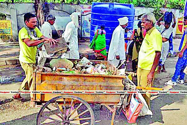 Without the protection pillers of the 'Clean India' are working in Nagpur | ‘स्वच्छ भारत’चे आधारस्तंभ नागपुरात सुरक्षा साधनाविना Without the protection pillers of the 'Clean India' are working in Nagpur | ‘स्वच्छ भारत’चे आधारस्तंभ नागपुरात सुरक्षा साधनाविना