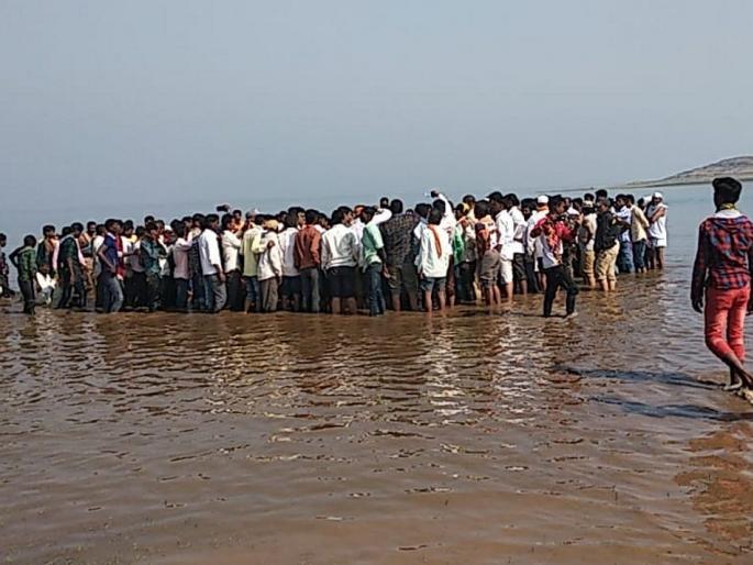 Water conservation efforts of fishing professionals | मासेमारी व्यावसायिकांचा जलसमाधीचा प्रयत्न  Water conservation efforts of fishing professionals | मासेमारी व्यावसायिकांचा जलसमाधीचा प्रयत्न