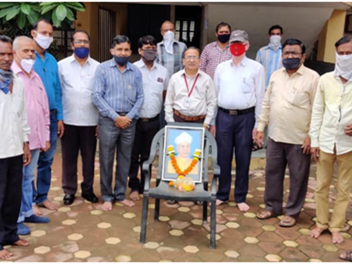 Teachers honored by visiting tree at Pimpalgaon College | पिंपळगाव महाविद्यालयात वृक्ष भेट देऊन शिक्षकांचा गौरव Teachers honored by visiting tree at Pimpalgaon College | पिंपळगाव महाविद्यालयात वृक्ष भेट देऊन शिक्षकांचा गौरव