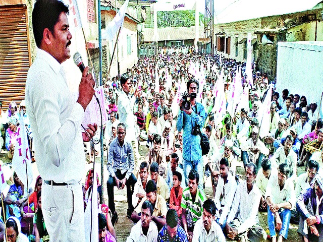 Beneficiary march on Panchayat Samiti office | पंचायत समिती कार्यालयावर घरकुल लाभार्थींचा मोर्चा Beneficiary march on Panchayat Samiti office | पंचायत समिती कार्यालयावर घरकुल लाभार्थींचा मोर्चा
