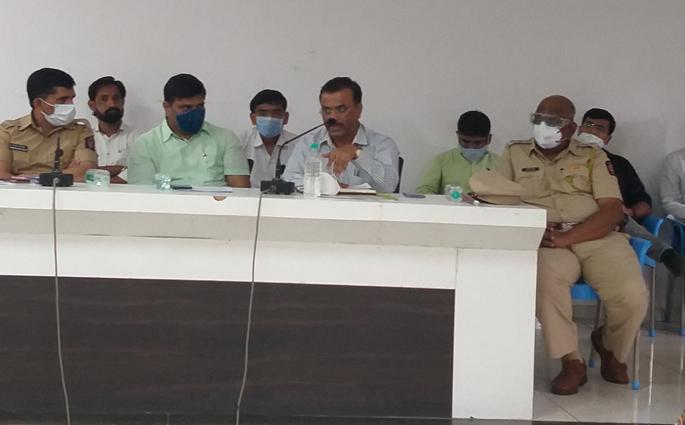 Day and night, fill the pits on the procession route | दिवस-रात्र एक करून मिरवणूक मार्गावरील खड्डे बुजवू